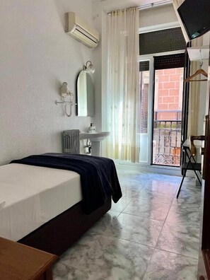 Economy Single Room, Shared Bathroom | Desk, free WiFi, bed sheets - Hostal Palacios Fuencarral (Madrid)