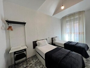 Twin Room, Private Bathroom | Desk, free WiFi, bed sheets - Hostal Palacios Fuencarral (Madrid)