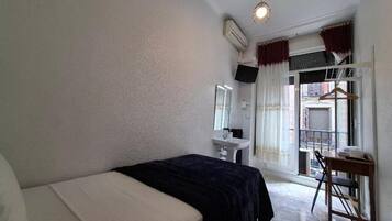Chambre Simple Économique, salle de bains commune | Bureau, Wi-Fi gratuit, draps fournis