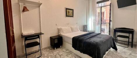 Kahden hengen huone, oma kylpyhuone | Työpöytä, ilmainen Wi-Fi, vuodevaatteet