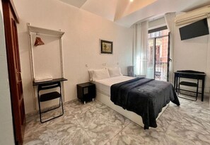 Escritorio, wifi gratis y ropa de cama 