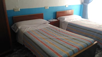 Twin Room, Private Bathroom | Desk, free WiFi, bed sheets