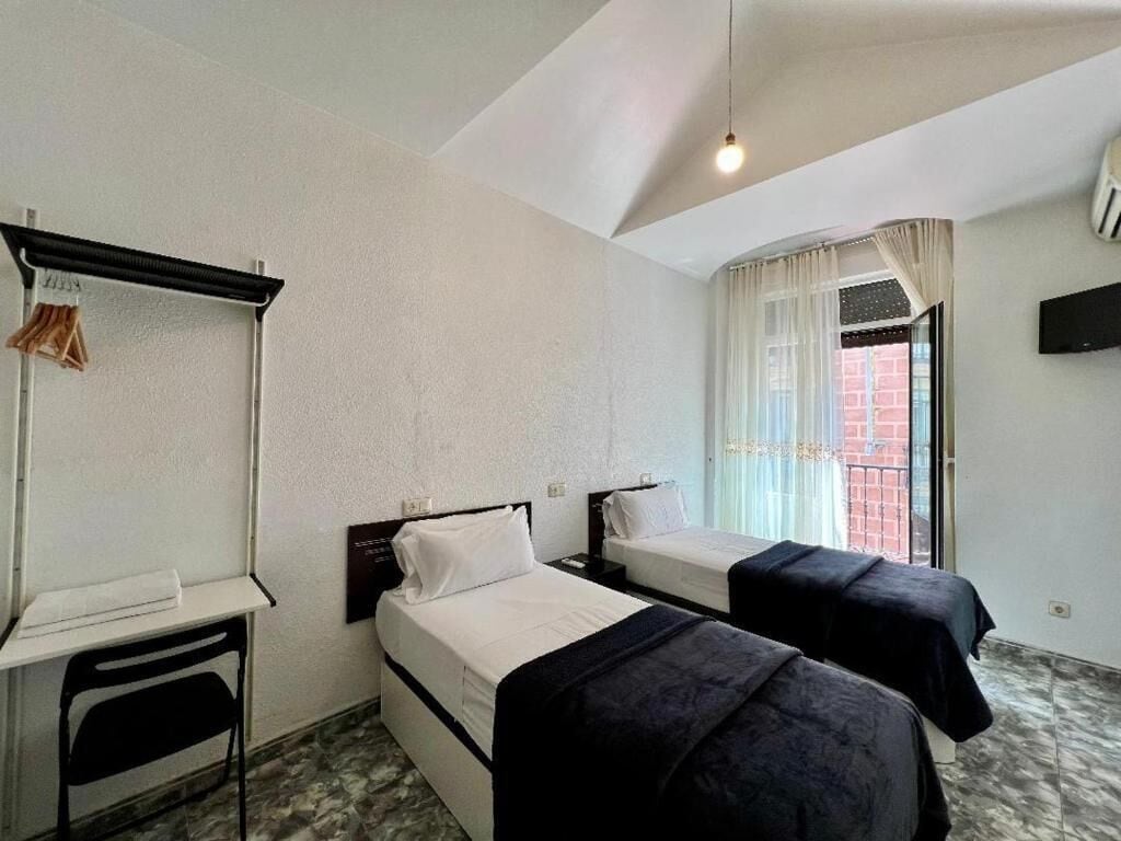 Twin Room, Private Bathroom | Desk, free WiFi, bed sheets