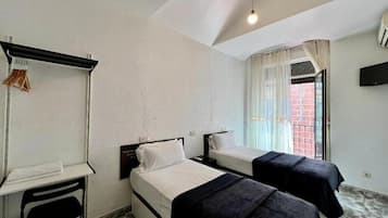 Twin Room, Private Bathroom | Desk, free WiFi, bed sheets