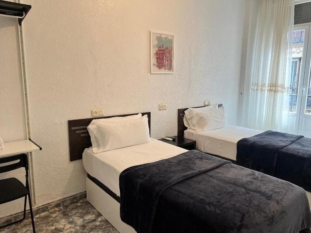 Escritorio, wifi gratis y ropa de cama 