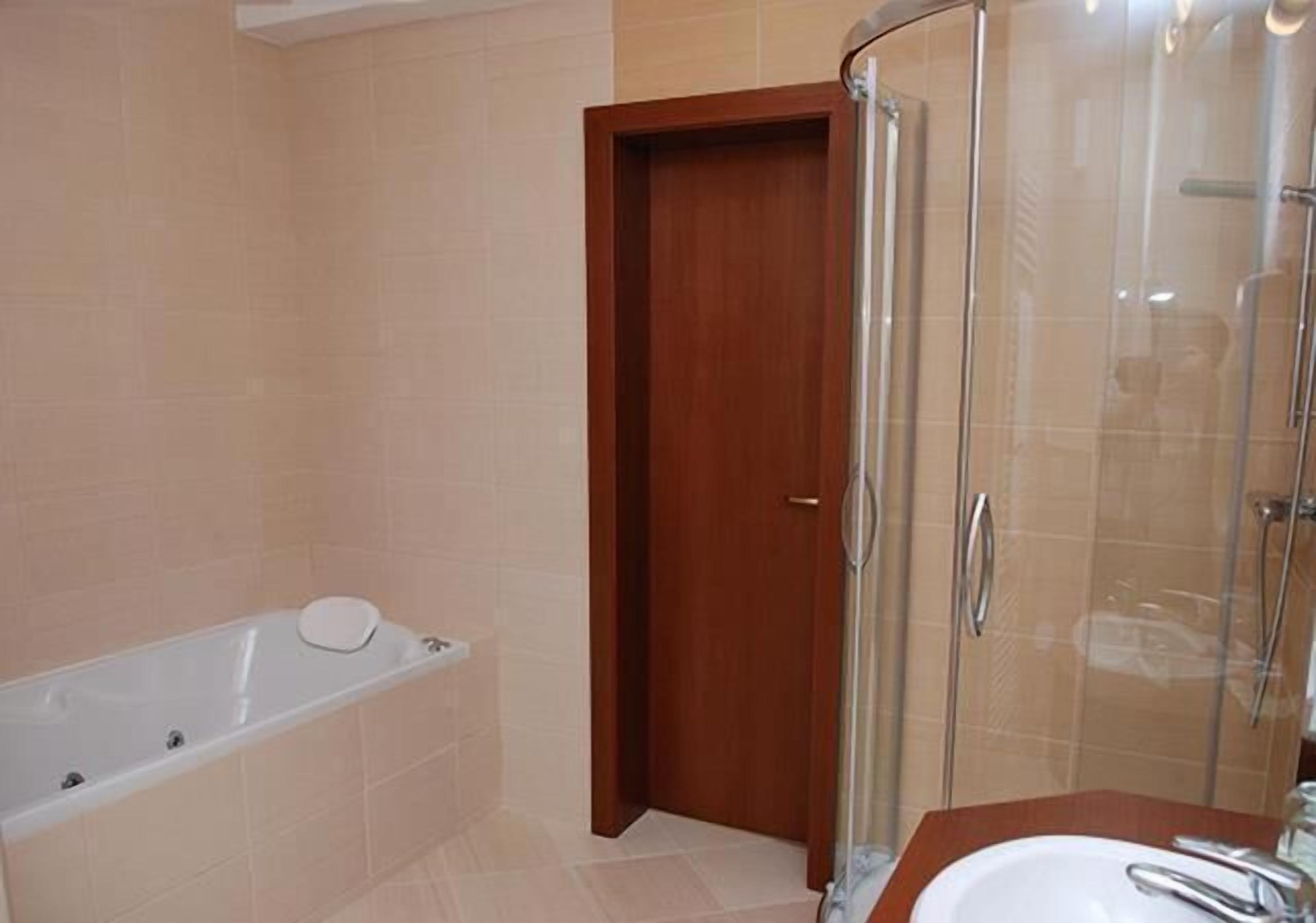 free toiletries, towels