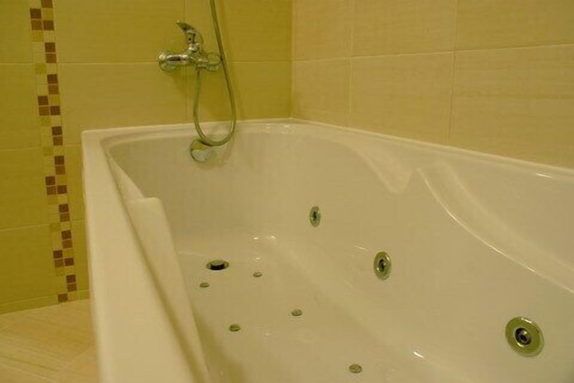 suite, 1 bedroom | bathroom | free toiletries, towels