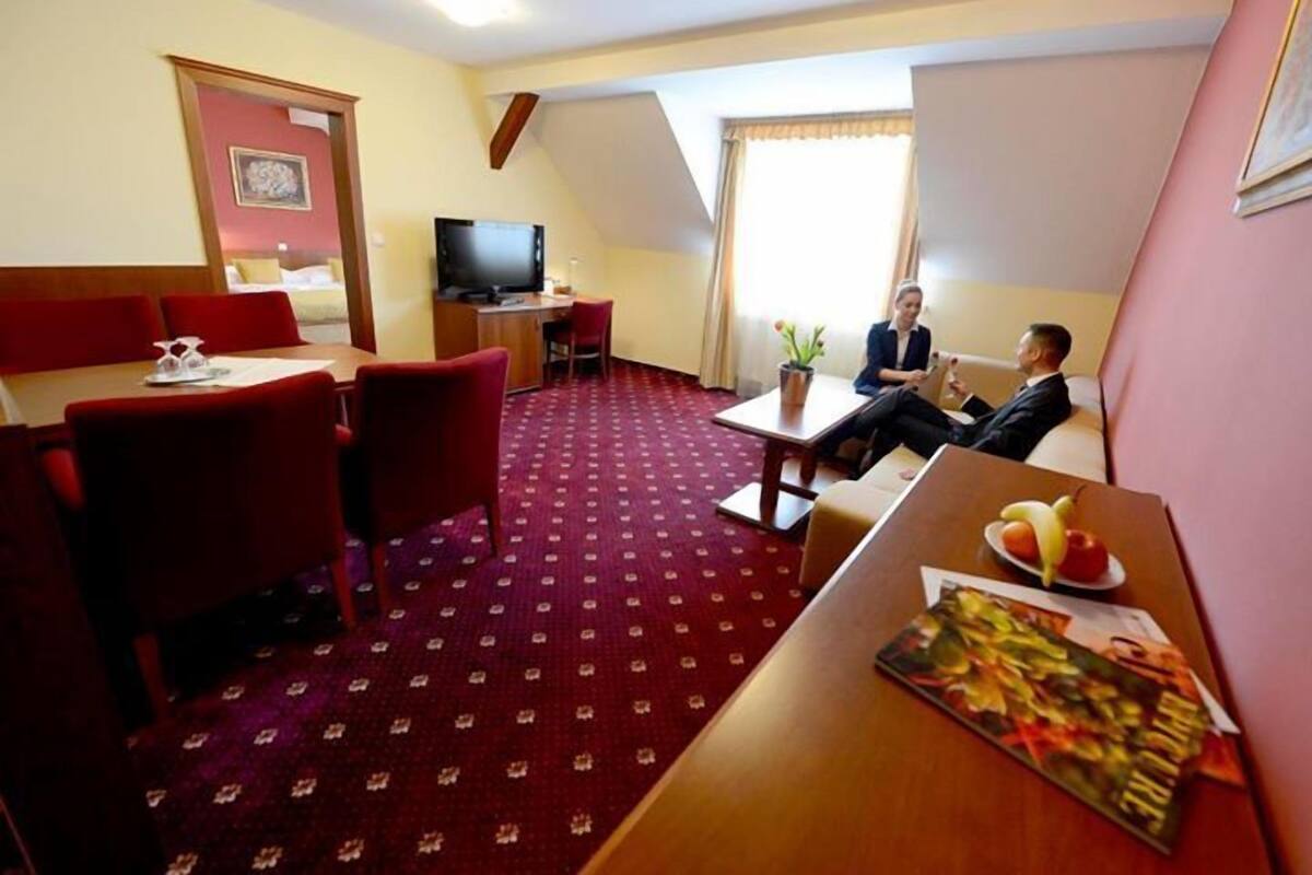 Suite, 1 Bedroom | In-room safe, desk, cribs (free), rollaway beds (surcharge)