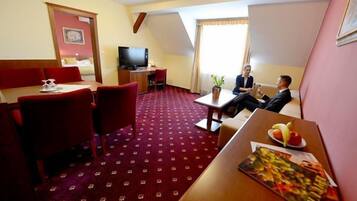 Suite, 1 soverom | Safe på rommet, skrivebord og barnesenger (inkludert)