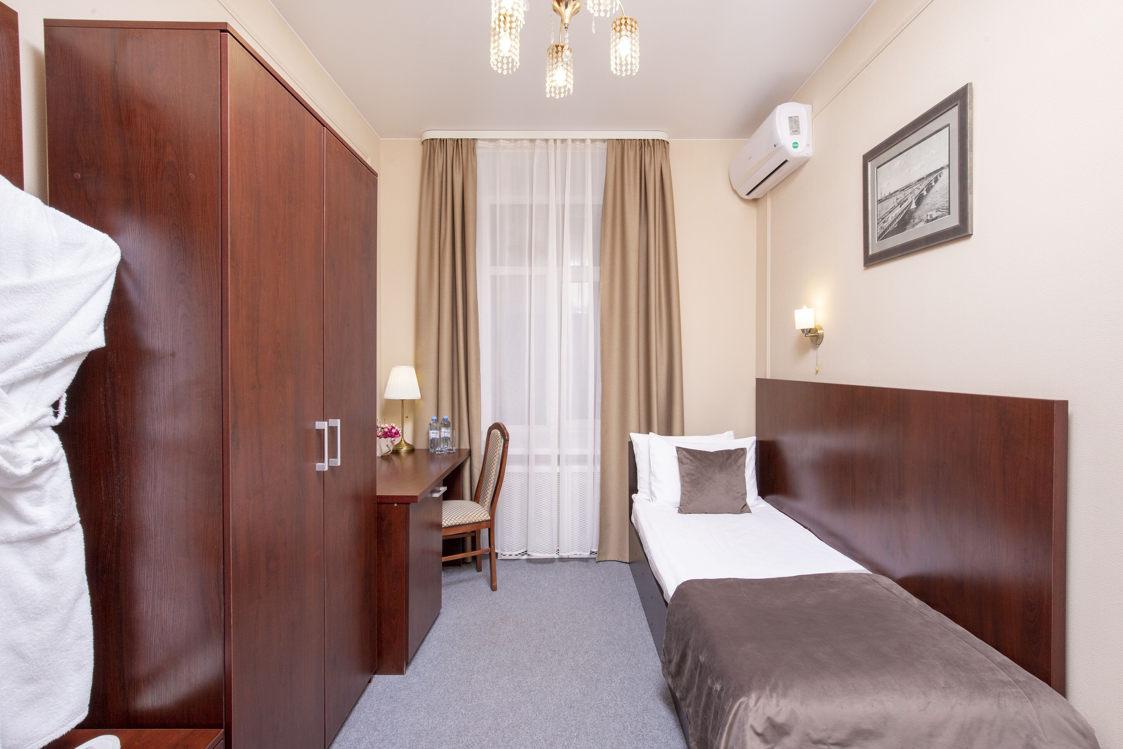 Enkelrum - privat badrum | Skrivbord, arbetsyta för laptop, strykjärn/strykbräda och extrasängar