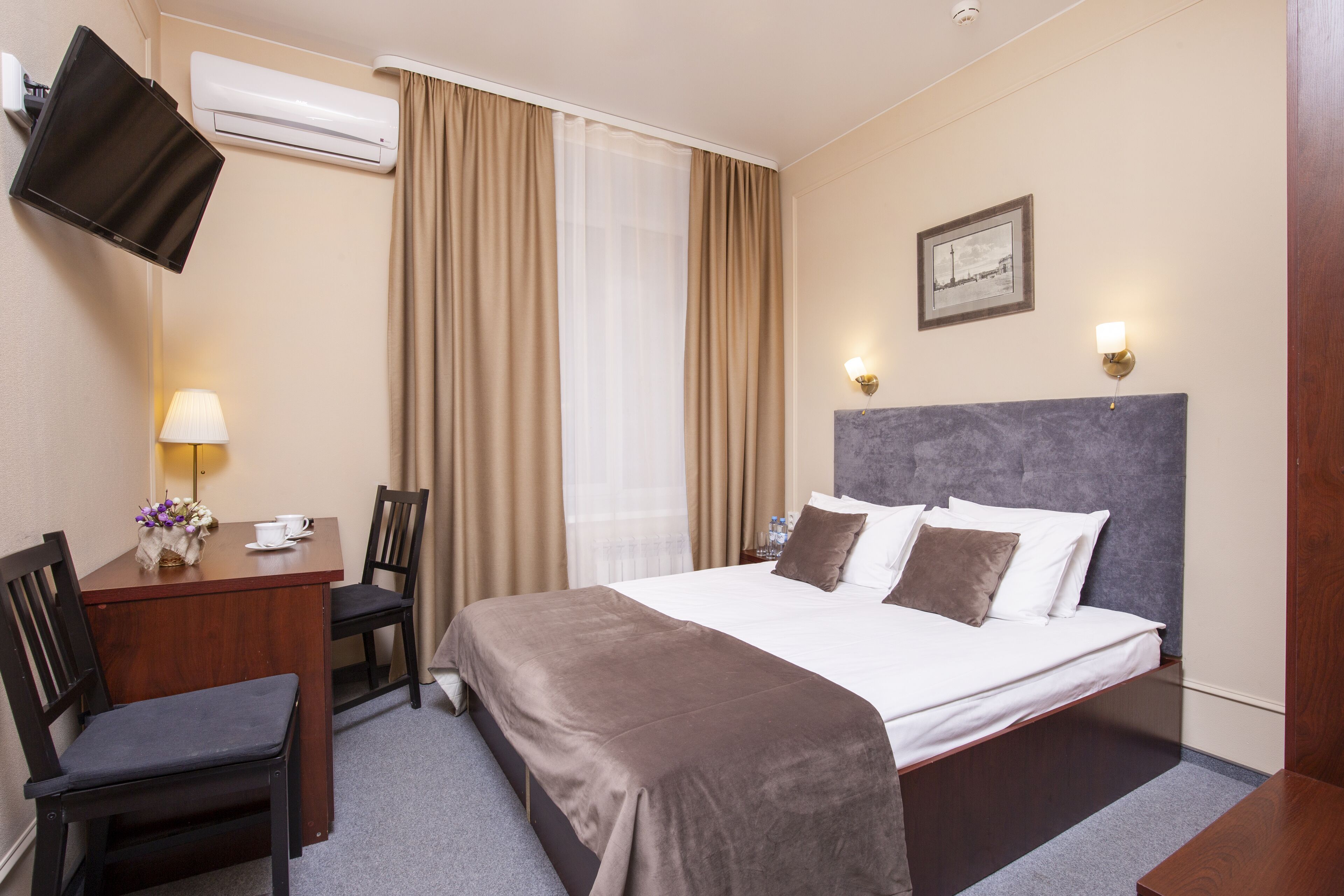 Dubbelrum eller tvåbäddsrum | Skrivbord, arbetsyta för laptop, strykjärn/strykbräda och extrasängar