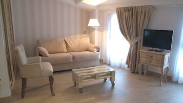 Junior suite, 1 slaapkamer | Woonruimte | Flatscreentelevisie