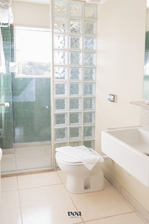 Deluxe Triple Room | Bathroom