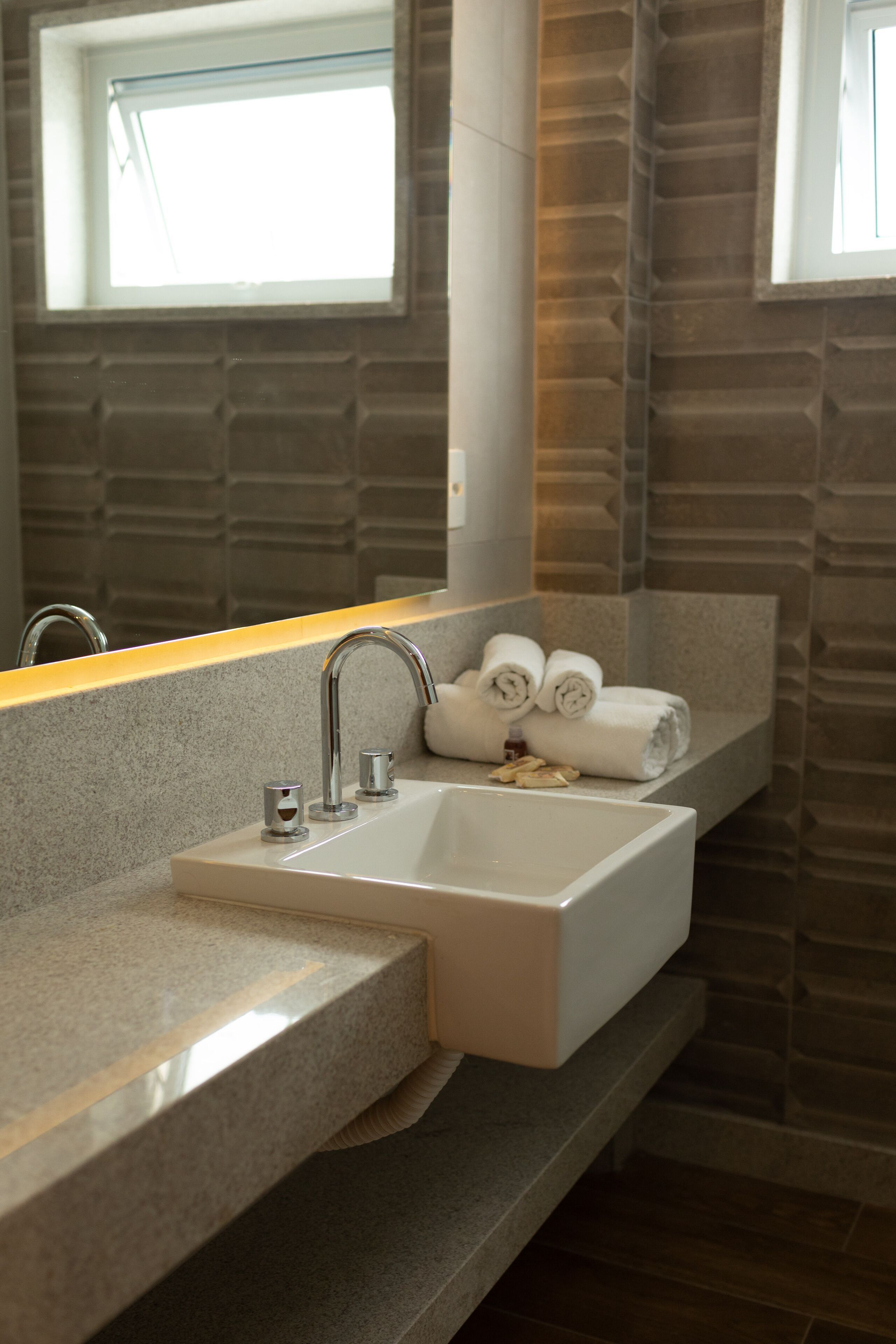 studio suite | bathroom | shower, towels