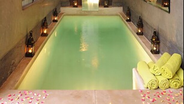 A spa room with a large bathtub, mirrors, and hanging lights. - Riad Chayma - Adults Only (Marrakech)