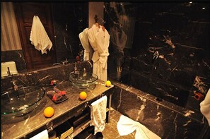 Suite (Orange) | Bathroom | Free toiletries, hair dryer, bathrobes, towels - Riad Chayma - Adults Only (Marrakech)