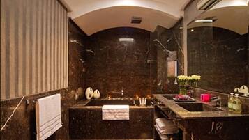 Deluxe Suite (Bougainvillea) | Bathroom