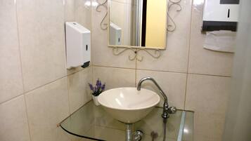 Chuveiro, toalhas de banho