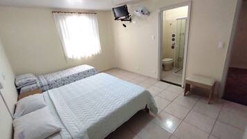 Quarto triplo | Frigobar, roupa de cama