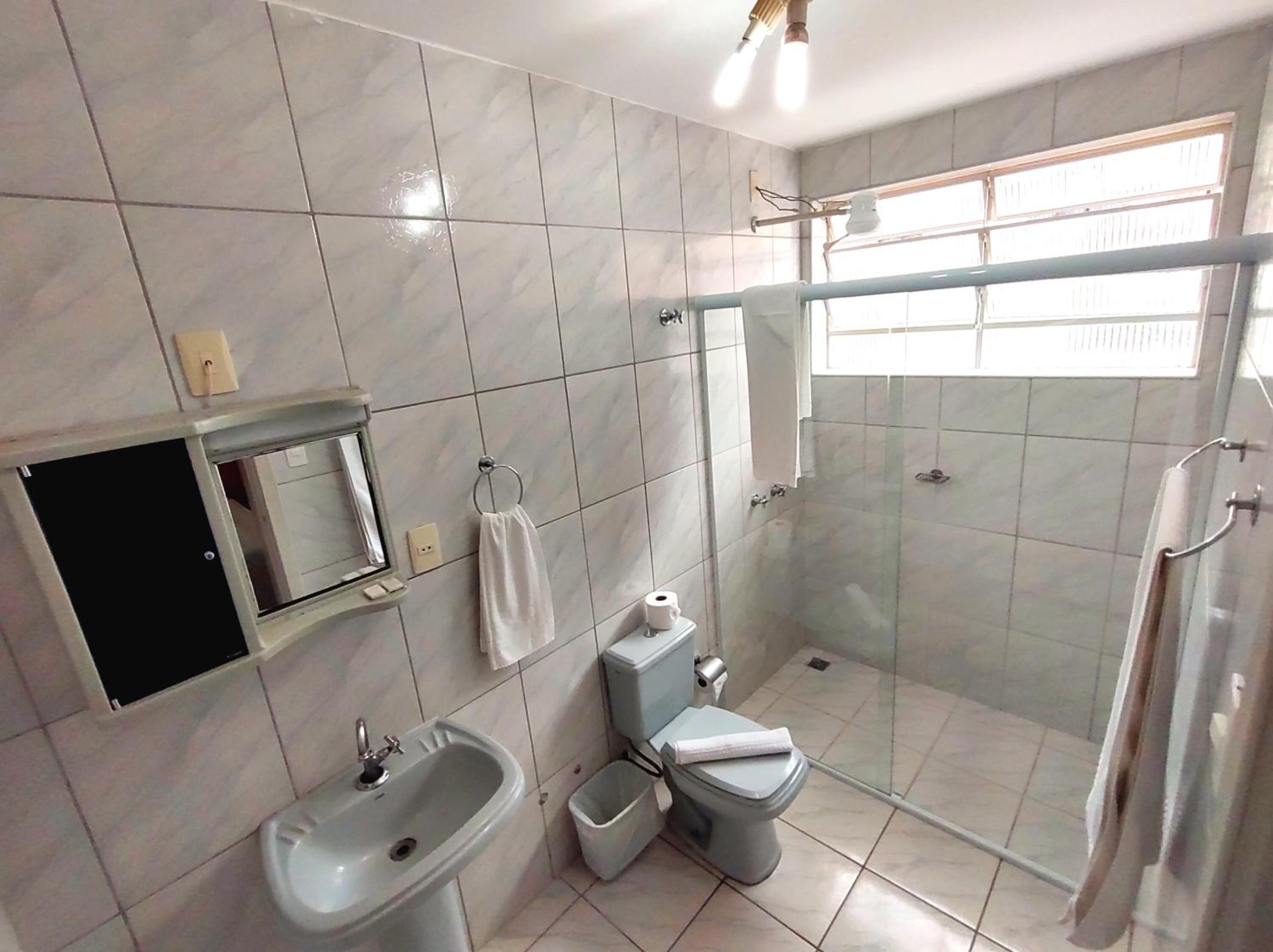 Chuveiro, toalhas de banho