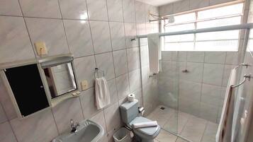 Chuveiro, toalhas de banho