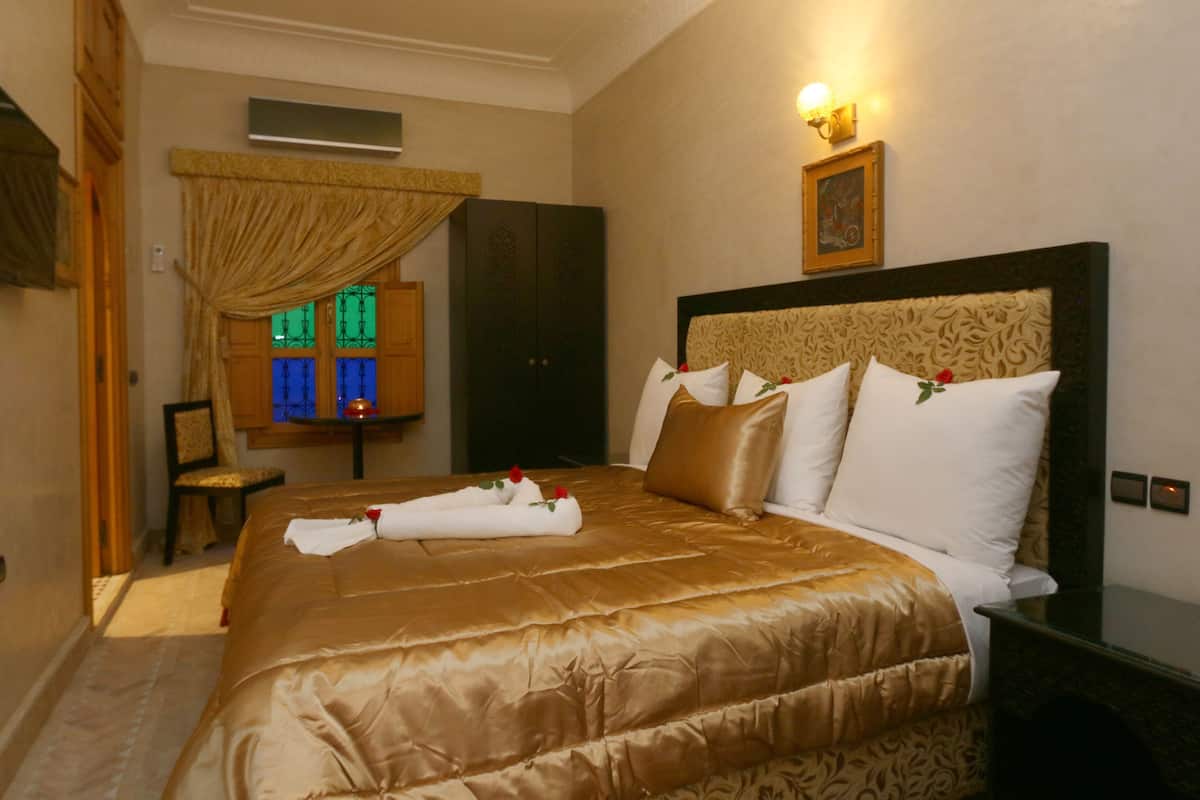 1 bedroom, Egyptian cotton sheets, premium bedding, desk