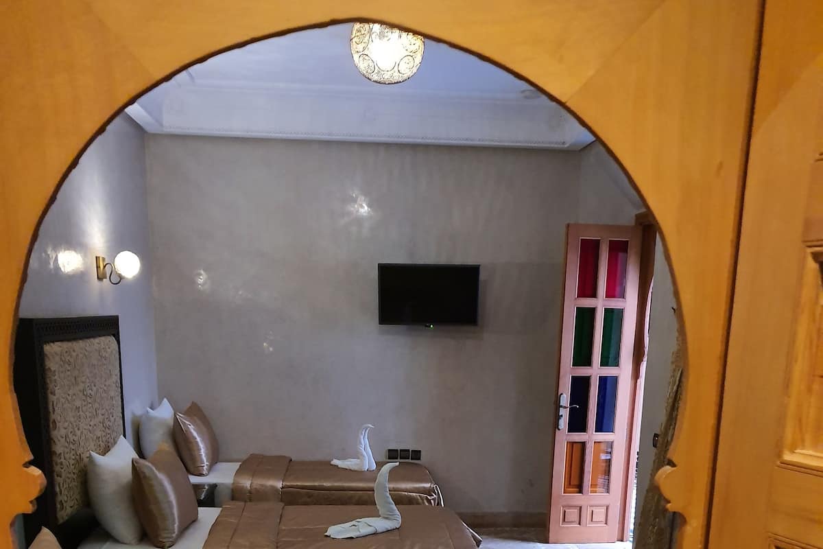1 bedroom, Egyptian cotton sheets, premium bedding, desk