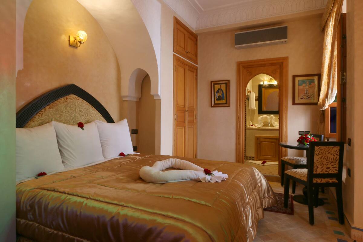 1 bedroom, Egyptian cotton sheets, premium bedding, desk