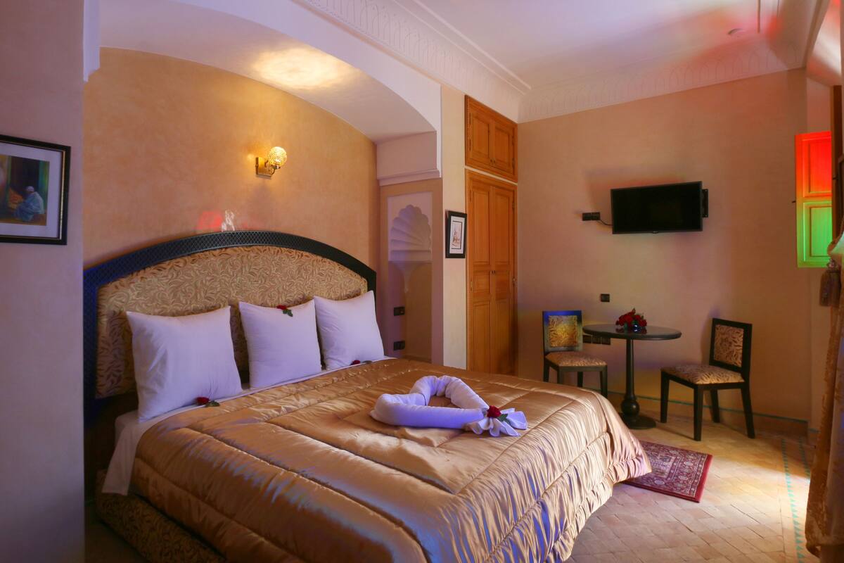 1 bedroom, Egyptian cotton sheets, premium bedding, desk