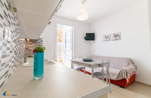 Economy Quadruple Room (Semi-basement) | Living area | Flat-screen TV - Naxos Mare Studios (Naxos)