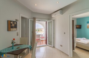 Flat-screen TV - Naxos Mare Studios (Naxos)