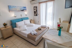 In-room safe, soundproofing, iron/ironing board, free cribs/infant beds - Naxos Mare Studios (Naxos)