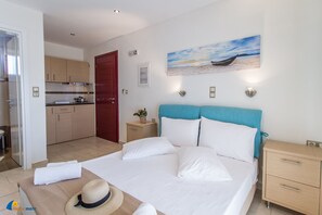 In-room safe, soundproofing, iron/ironing board, free cribs/infant beds - Naxos Mare Studios (Naxos)