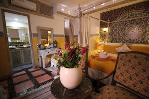 Executive lakosztály | Prémium ágynemű, Select Comfort-matrac és széf a szobában