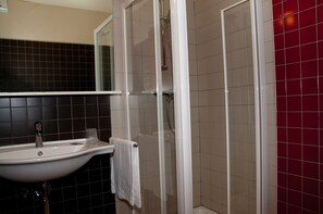 Habitació doble | Bany | Dutxa, articles de tocador gratuïts, assecador de cabells i tovalloles 