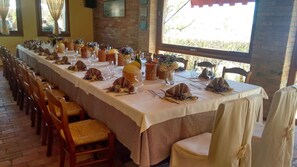 Petit déjeuner, déjeuner et dîner servis sur place
