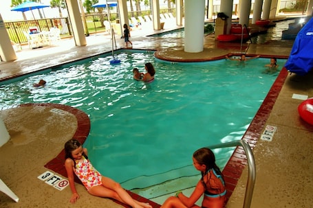 Una piscina techada, una piscina al aire libre