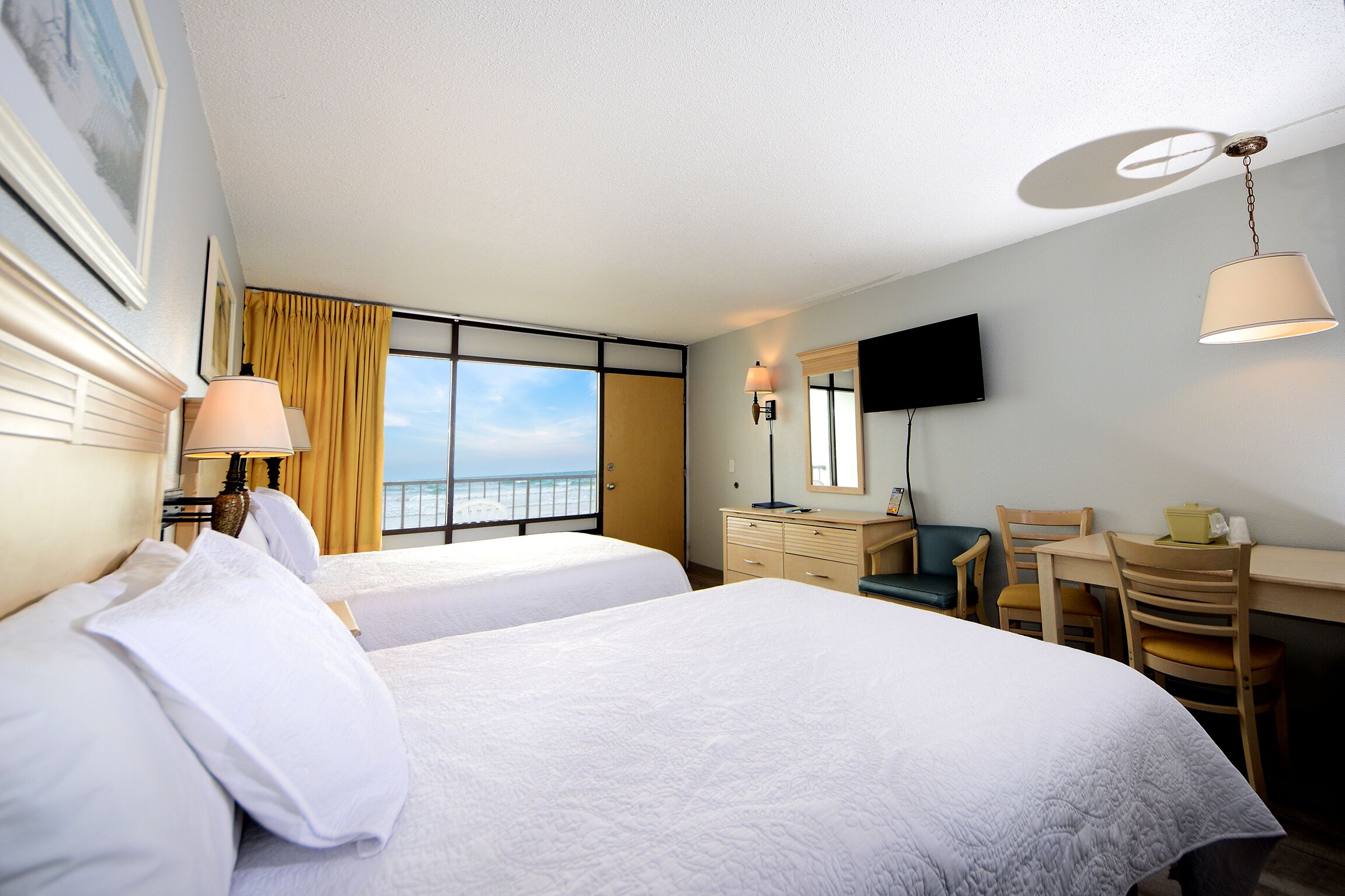 Caja de seguridad en la habitación, escritorio y cortinas blackout 