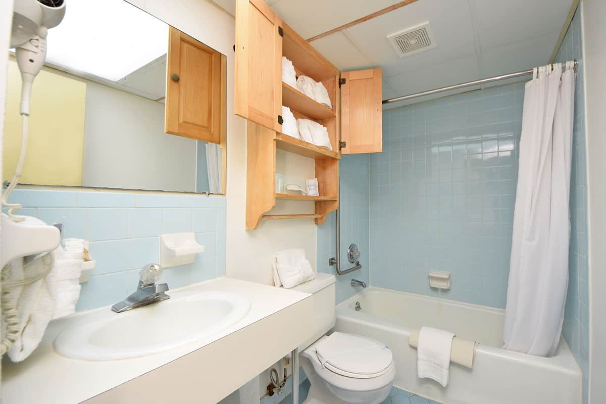 1 bedroom pool/boulevard view with 2 double beds - h | bathroom | free toiletries, hair dryer, towels