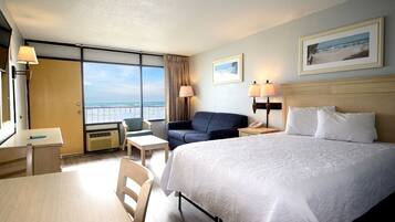 Phòng, 1 giường cỡ queen và sofa giường, sát bãi biển | 1 phòng ngủ, két bảo mật tại phòng, bàn, màn/rèm cản sáng