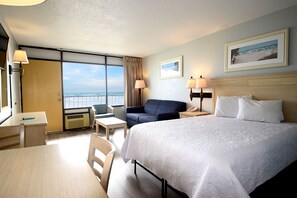 Quarto, 1 cama Queen e sofá-cama, de frente para o oceano | Cofres nos quartos, escrivaninha, cortinas blackout