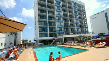 Hồ bơi trong nhà, hồ bơi ngoài trời, ghế dài tắm nắng