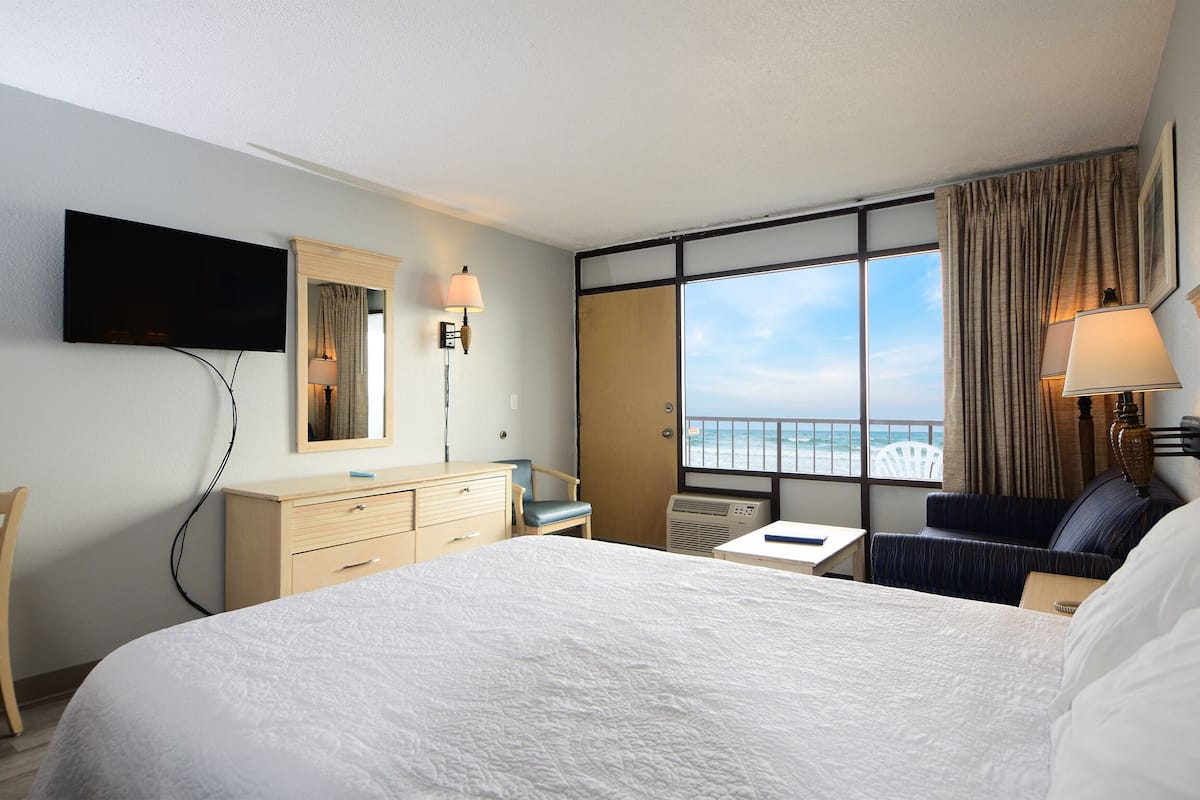 1 bedroom oceanfront (non-efficiency) with 1 queen bed and 1 sleeper sofa - c1n | 1 bedroom, in-room safe, desk, blackout curtains
