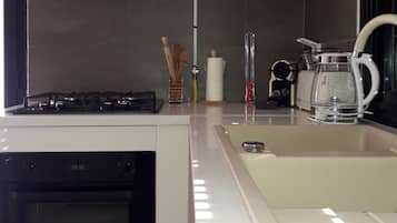 Deluxe Apartment, 2 Bedrooms | Dapur peribadi | Peti sejuk, ketuhar gelombang mikro, ketuhar, dapur