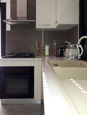 Apartemen Deluks, 2 kamar tidur | Dapur pribadi | Lemari es, microwave, oven, dan kompor