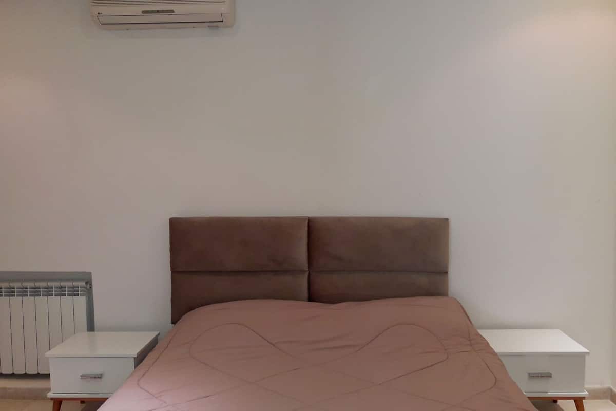 Apartemen Deluks, 2 kamar tidur | Seprai premium, setrika/meja setrika, Wi-Fi gratis, dan seprai linen