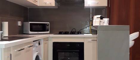 Comfort Studio Suite, 1 Bedroom | Private kitchenette | Fridge, microwave, oven, stovetop