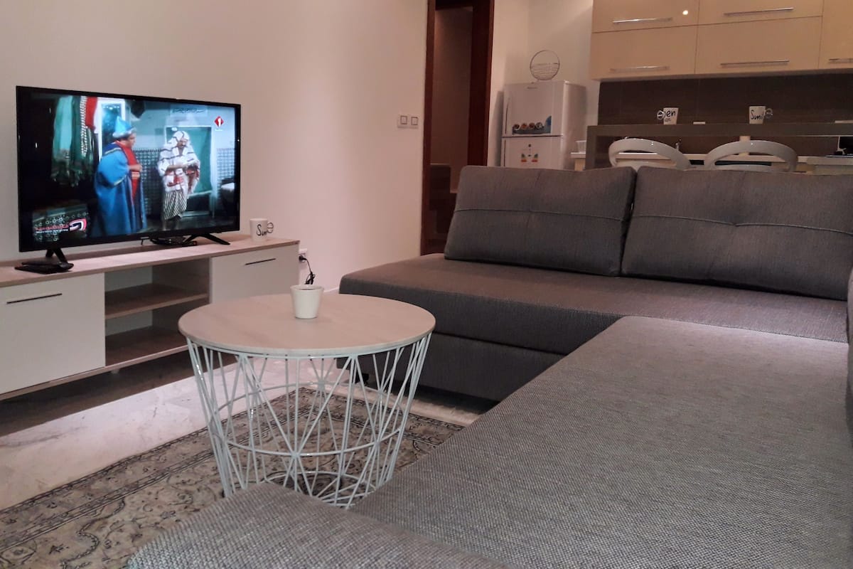 Suite estudio Confort, 1 habitación | Sala de estar | Televisión de pantalla plana 