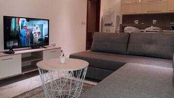 Suíte estúdio conforto, 1 quarto | Sala de estar | TV de tela plana