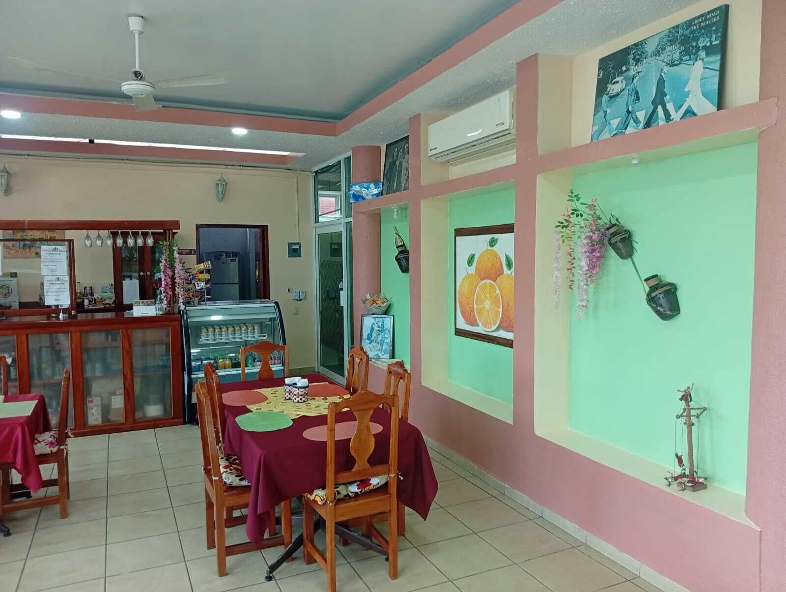 Se sirven desayunos, comidas, cenas y cocina mexicana 